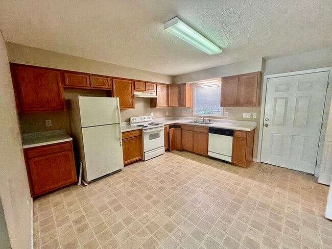 180 Stone Henge Ln in Jacksboro, TN - Building Photo - Building Photo