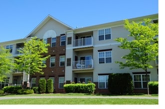 Hyde Park Village (Ages 55+) in Iselin, NJ - Foto de edificio - Building Photo