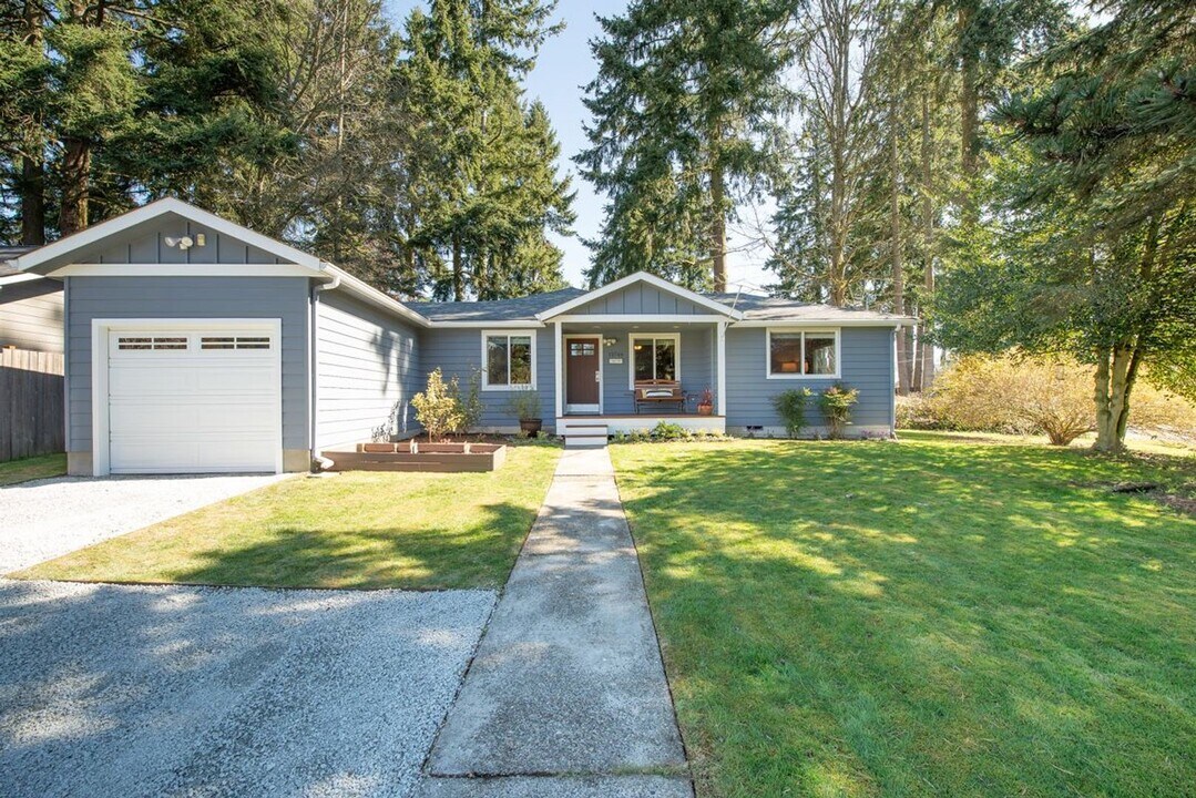 13748 Wallingford Ave N in Seattle, WA - Building Photo