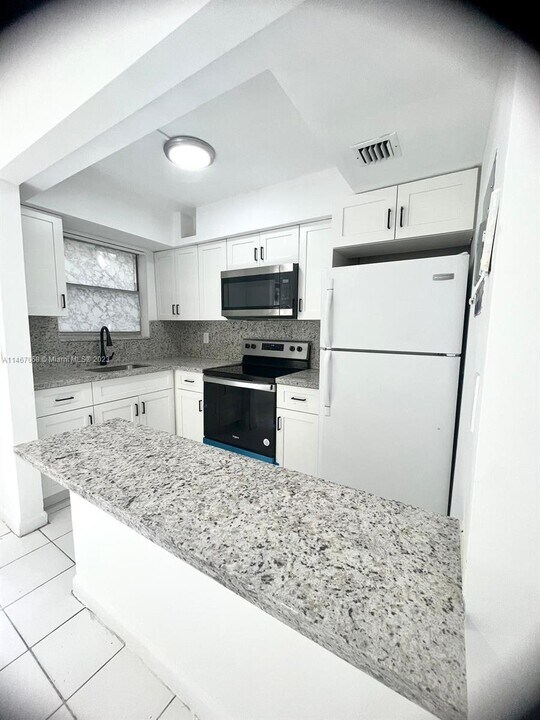 850 SW 74th Terrace-Unit -4 in North Lauderdale, FL - Building Photo