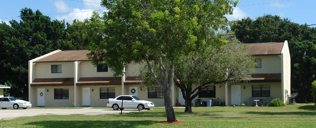 323 SE 24th Ave in Cape Coral, FL - Foto de edificio - Building Photo