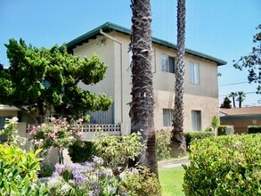 4900 Woodman Ave in Sherman Oaks, CA - Building Photo - Building Photo