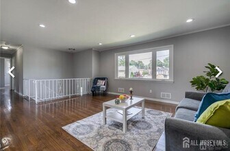 308 Oak Pl in Piscataway, NJ - Foto de edificio - Building Photo