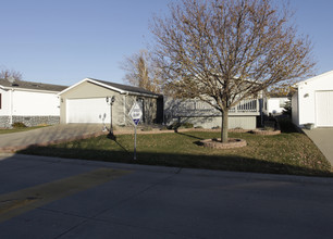 Country Club Crossing (Manufactured Home Com) in Altoona, IA - Building Photo - Building Photo