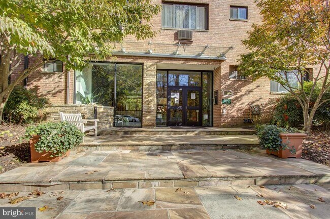 2325 42nd St NW in Washington, DC - Building Photo - Building Photo