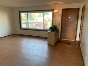 1240 Western Ave in Stayton, OR - Building Photo - Building Photo