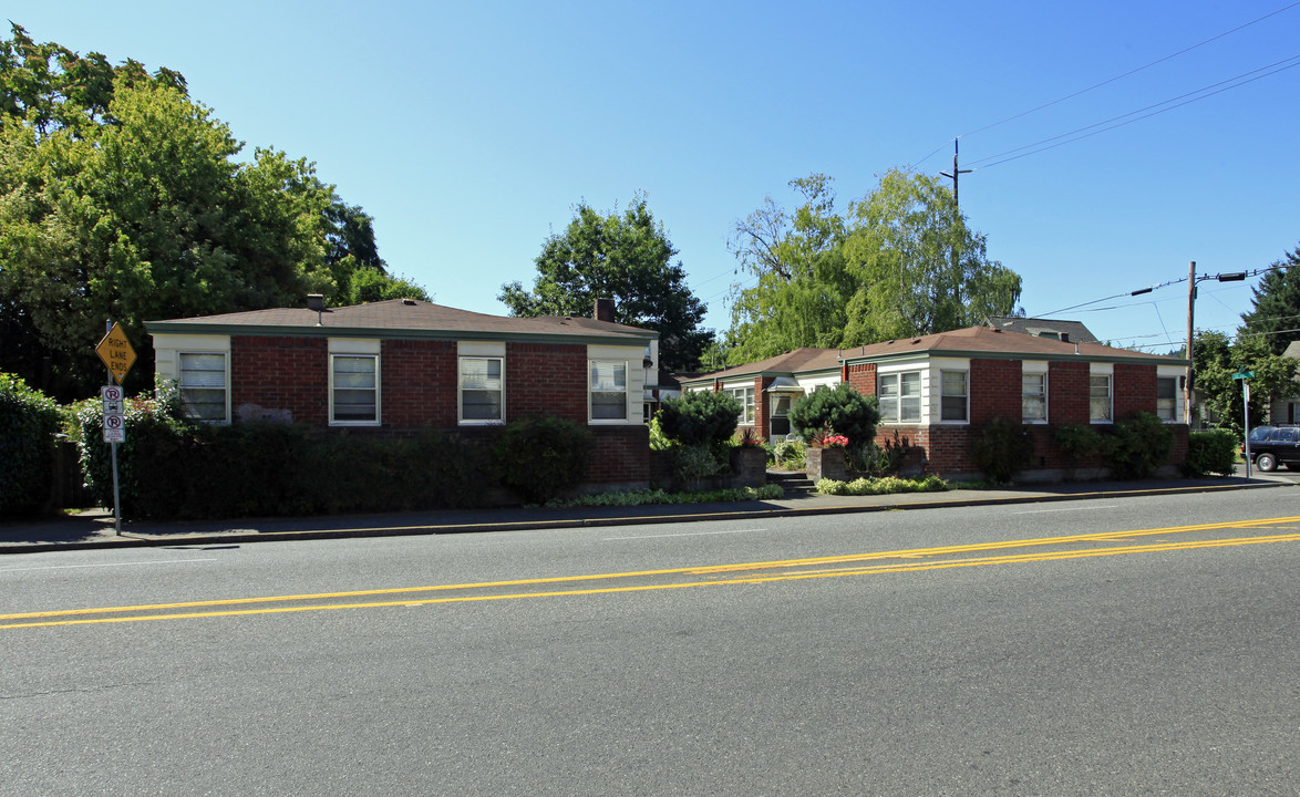 1112 SE Tacoma St in Portland, OR - Foto de edificio