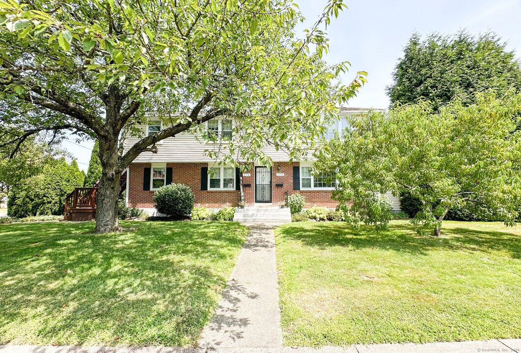 176 Wolcott Hill Rd in Wethersfield, CT - Building Photo