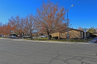Yerington Manor Apartments in Yerington, NV - Foto de edificio - Building Photo