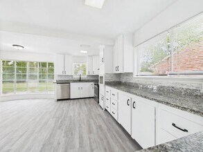 5814 Fontenelle Dr in Houston, TX - Building Photo - Building Photo