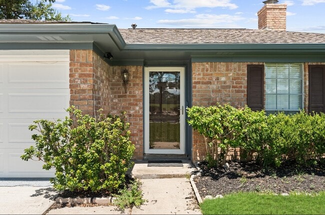 property at 815 Pebbleshire Dr