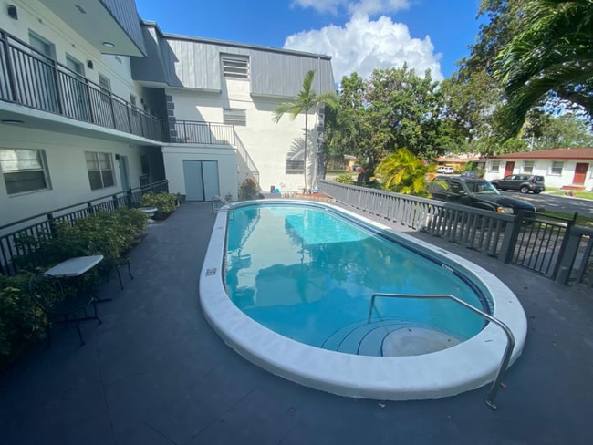 3700 NW 58th Ave, Unit 11 in Virginia Gardens, FL - Foto de edificio - Building Photo