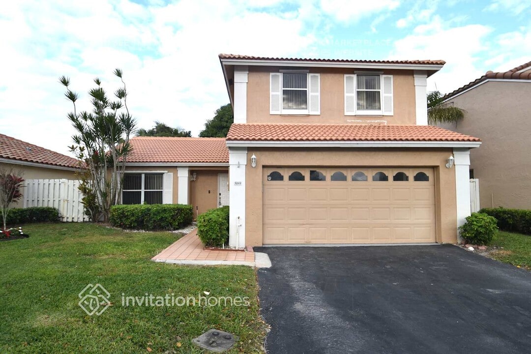 889 NW 97th Ave in Plantation, FL - Foto de edificio
