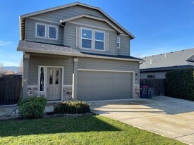 2283 Kingswood Dr in Medford, OR - Building Photo
