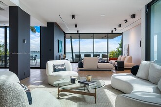 1369 N Venetian Way in Miami Beach, FL - Foto de edificio - Building Photo