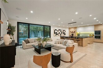 4242 Vantage Ave, Unit 6th and Main-703 in Los Angeles, CA - Building Photo - Building Photo