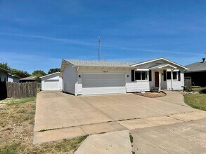 1317 E Minneapolis Ave in Salina, KS - Foto de edificio - Building Photo