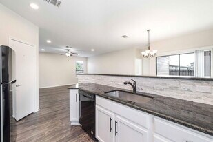 9000 Edmundsbury Dr in Austin, TX - Building Photo