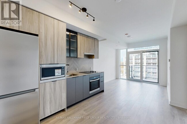 1037 The Queensway in Toronto, ON - Building Photo - Building Photo