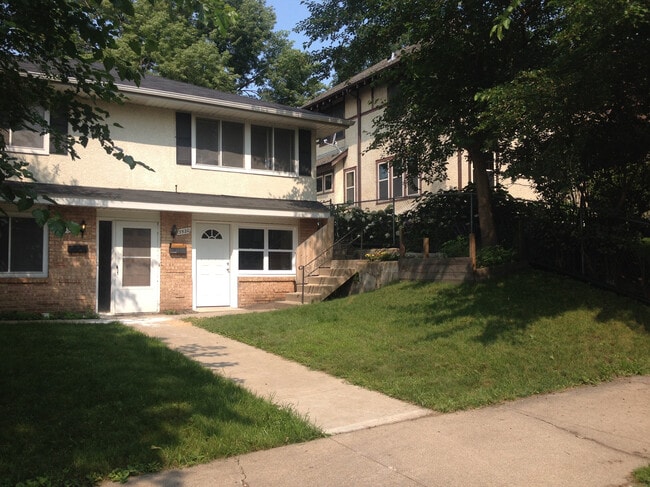 3520 S Holmes Ave, Unit 1 in Minneapolis, MN - Building Photo - Building Photo