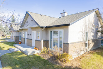 200 Mt Royal Cir SW in Calgary, AB - Building Photo - Primary Photo