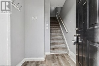 73 Vine St S in St Catharines, ON - Building Photo - Building Photo