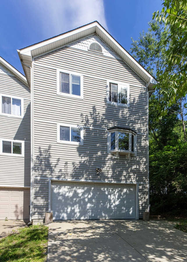 property at 1552 Jones Dr