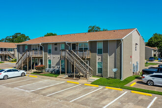 Life at Forest View in Clute, TX - Building Photo - Building Photo