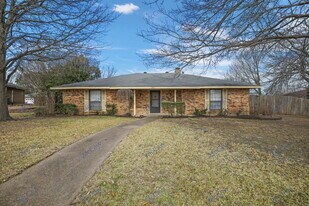 213 Gregory Dr in Desoto, TX - Building Photo