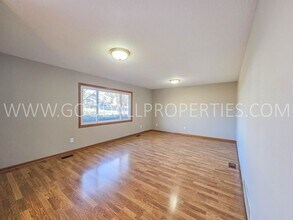 5514 Kensington Cir in Johnston, IA - Building Photo - Building Photo