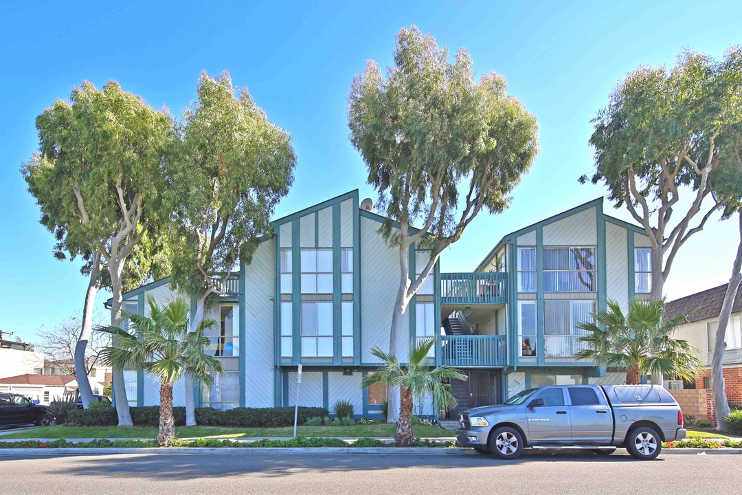 134 1st St in Seal Beach, CA - Building Photo