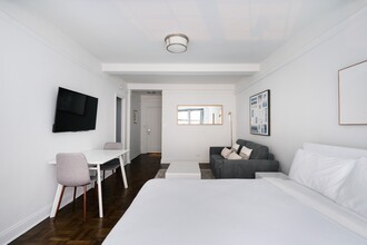 340 E 52nd St in New York, NY - Building Photo - Building Photo