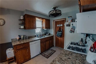 239 Kempton Dr in Berea, OH - Building Photo - Building Photo
