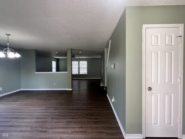 10400 Hickory Hill Dr in Indianapolis, IN - Building Photo - Building Photo