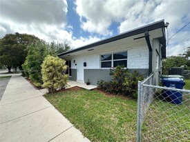 402 SW 8th St, Unit 2 in Hallandale Beach, FL - Building Photo