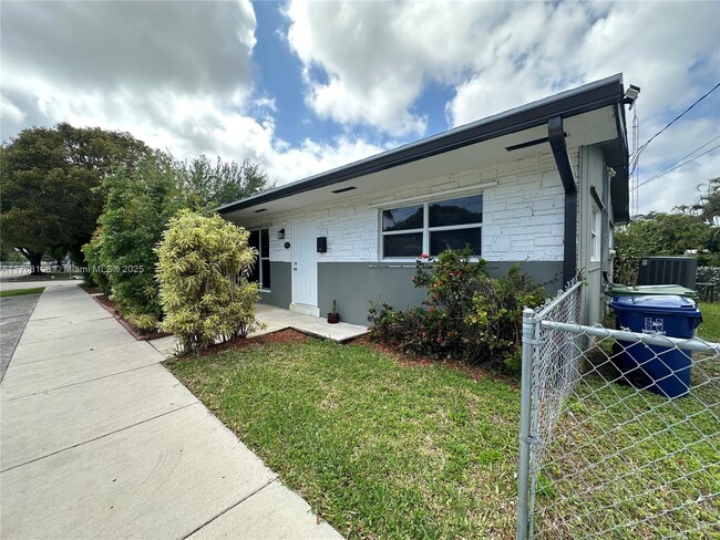 402 SW 8th St, Unit 2