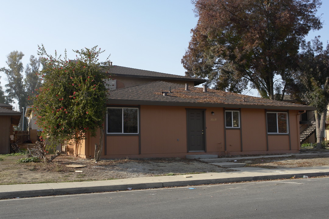 3363 R St in Merced, CA - Building Photo