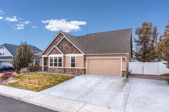 3733 SW Yew Ln in Redmond, OR - Building Photo - Building Photo