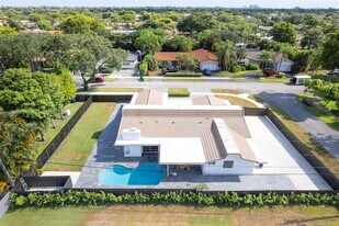 2120 NE 204th St in Miami, FL - Building Photo