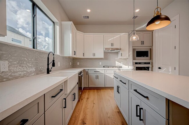 1222 W 24th St