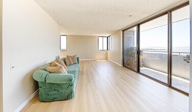555 Pierce St, Unit 501 in Albany, CA - Building Photo - Building Photo