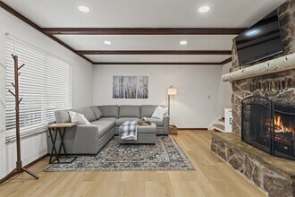220 Wildflower Dr in Woodland Park, CO - Foto de edificio - Building Photo