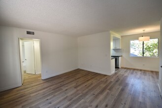 12338 Oxnard St, Unit 105 in Los Angeles, CA - Building Photo - Building Photo