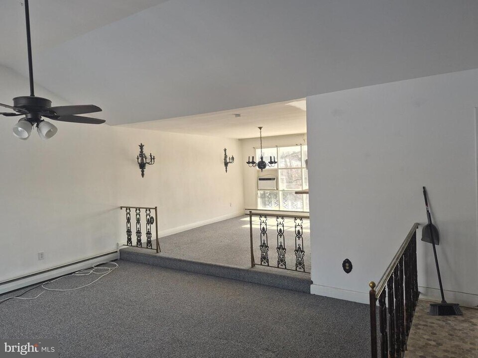 901 Montgomery Ave in Fort Washington, PA - Building Photo