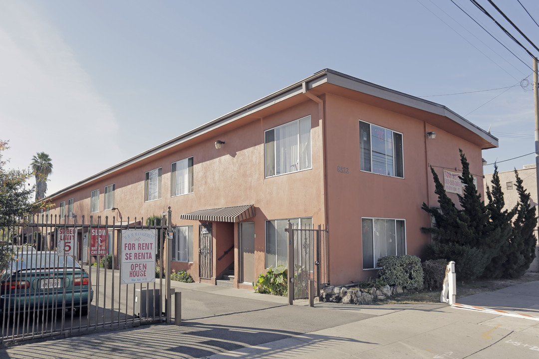 8522 Artesia Blvd in Bellflower, CA - Building Photo