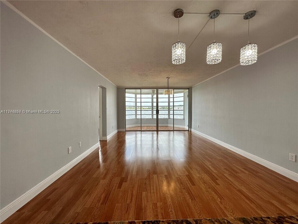 1300 NE 191st St in Miami, FL - Building Photo