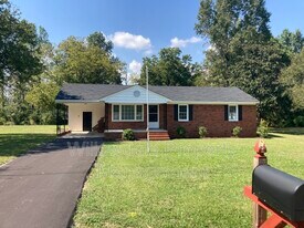 110 Church Cir Ln in Bunnlevel, NC - Building Photo