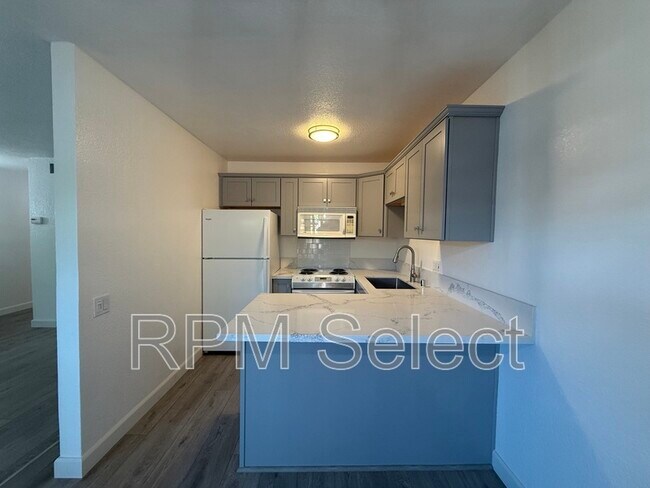 2294 Woodside Ln in Sacramento, CA - Building Photo - Building Photo
