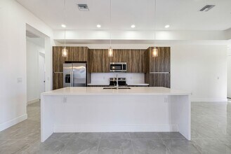 2833 NW 45th Pl in Cape Coral, FL - Building Photo - Building Photo