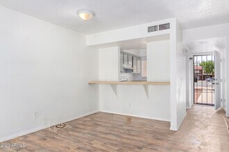 2832 E Marconi Ave-Unit -103 in Phoenix, AZ - Building Photo - Building Photo